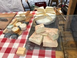 Mehr über den Artikel erfahren Wochenmarkt auf dem Karl-August-Platz: Alpen-Spezialitäten in Charlottenburg