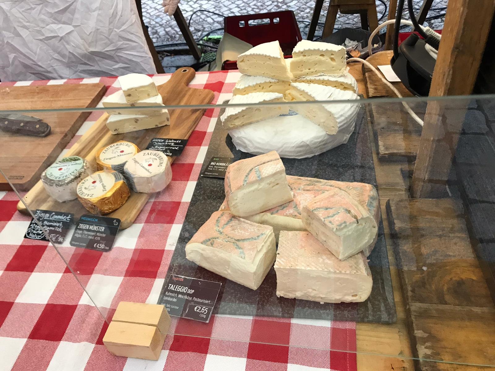 Mehr über den Artikel erfahren Wochenmarkt auf dem Karl-August-Platz: Alpen-Spezialitäten in Charlottenburg